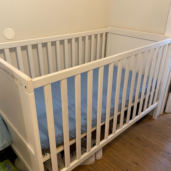 Crib/toddler bed - Picture 2 of 3